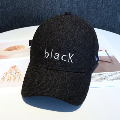 Kalap napellenzővel és hímzett felirattal