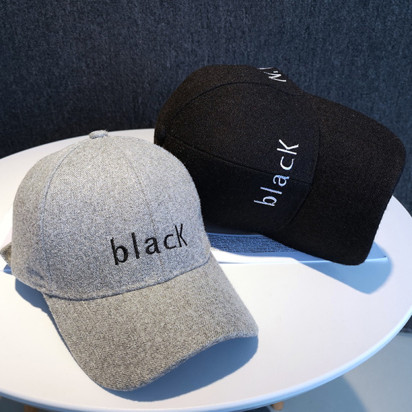 Kalap napellenzővel és hímzett felirattal