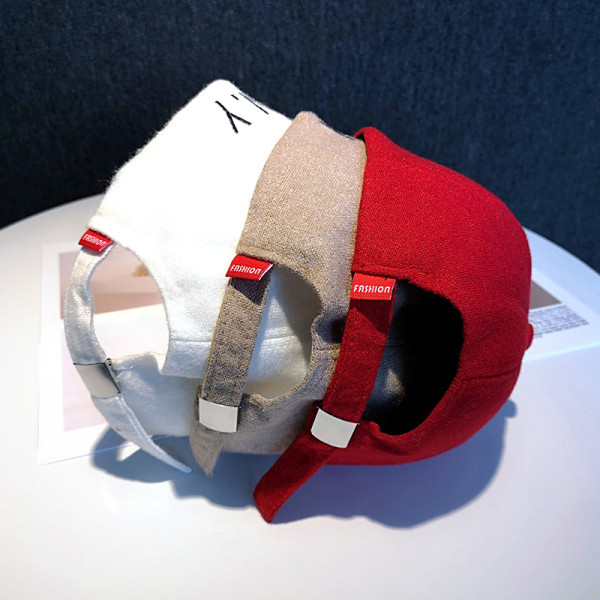 Kalap napellenzővel és hímzett felirattal