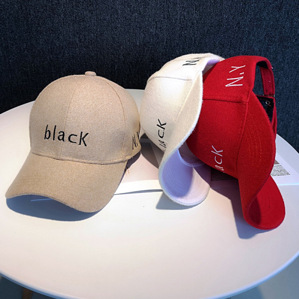 Kalap napellenzővel és hímzett felirattal