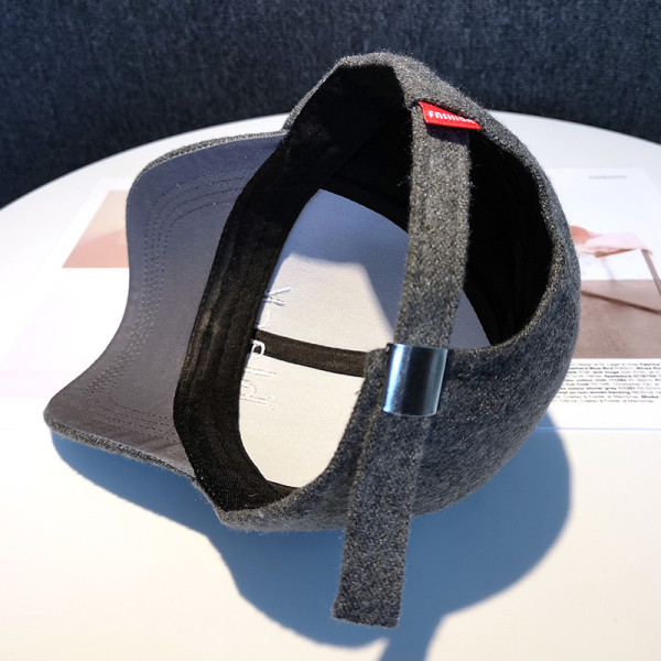 Kalap napellenzővel és hímzett felirattal