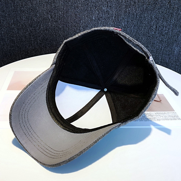 Kalap napellenzővel és hímzett felirattal