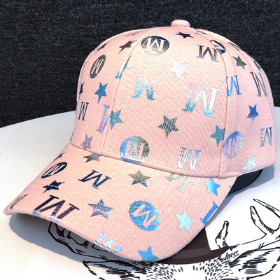 Alkalmi női sapka rátéttel és napellenzővel