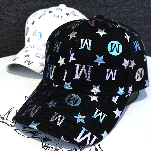 Alkalmi női sapka rátéttel és napellenzővel