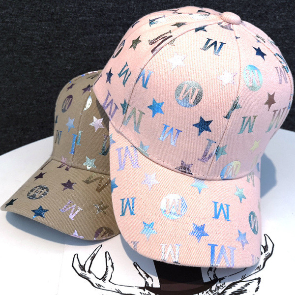 Alkalmi női sapka rátéttel és napellenzővel