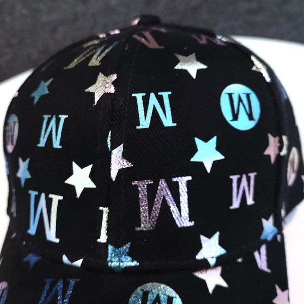 Alkalmi női sapka rátéttel és napellenzővel