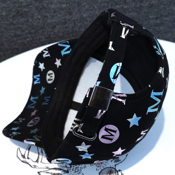 Alkalmi női sapka rátéttel és napellenzővel