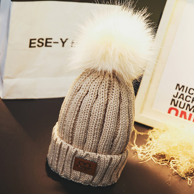 Kötött őszi-téli sapka pomponnal