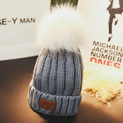 Kötött őszi-téli sapka pomponnal