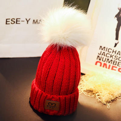 Kötött őszi-téli sapka pomponnal