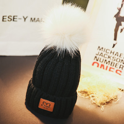 Kötött őszi-téli sapka pomponnal