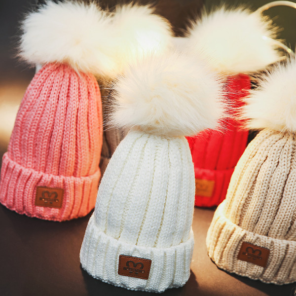 Kötött őszi-téli sapka pomponnal