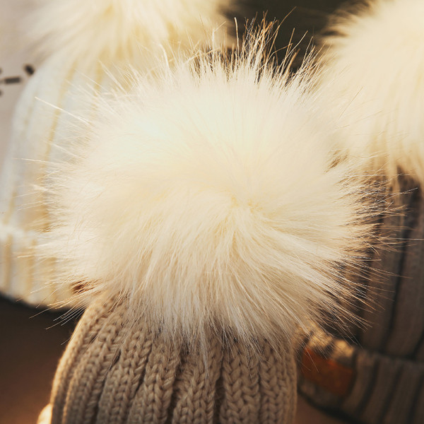 Kötött őszi-téli sapka pomponnal