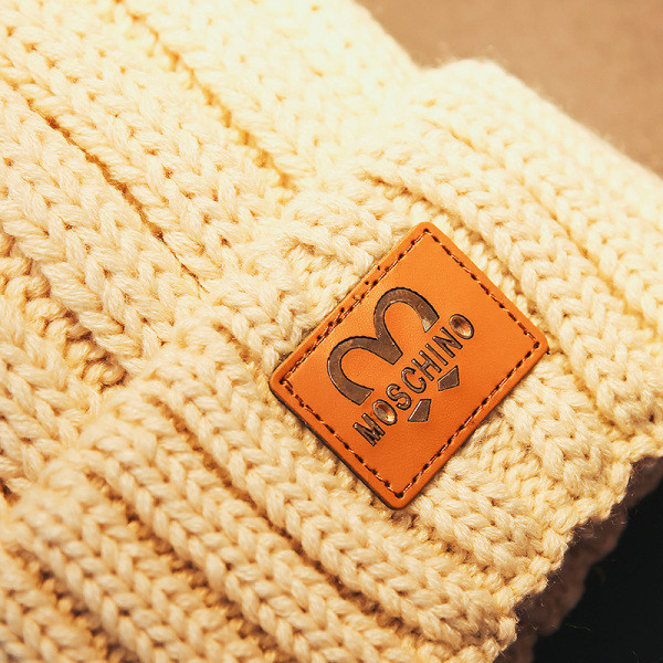 Kötött őszi-téli sapka pomponnal