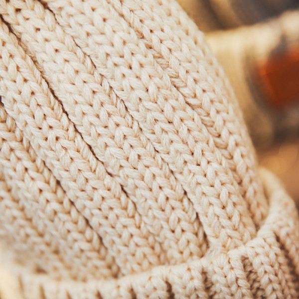 Kötött őszi-téli sapka pomponnal