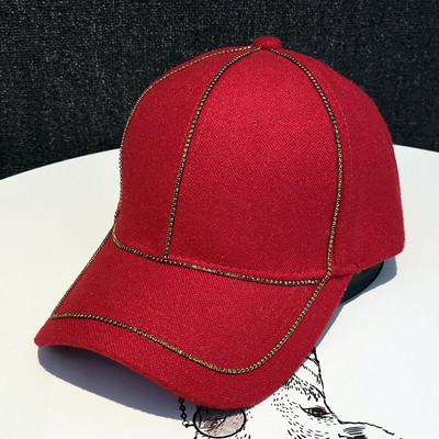 Női gyapjú sapka napellenzővel és díszítéssel