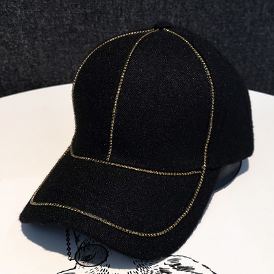 Női gyapjú sapka napellenzővel és díszítéssel