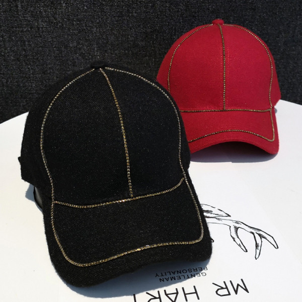 Női gyapjú sapka napellenzővel és díszítéssel