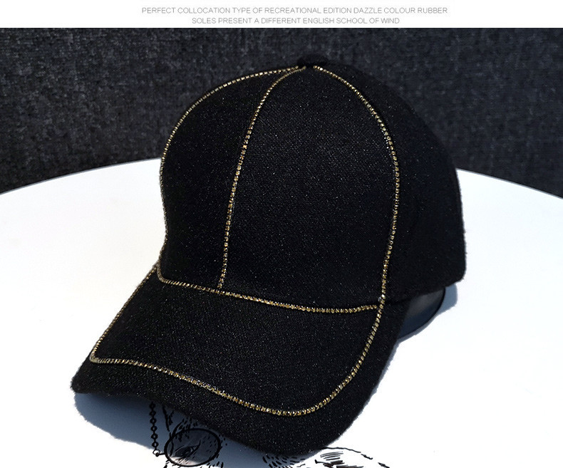 Női gyapjú sapka napellenzővel és díszítéssel