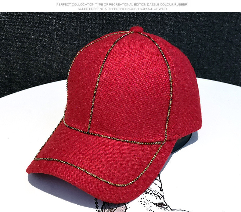 Női gyapjú sapka napellenzővel és díszítéssel