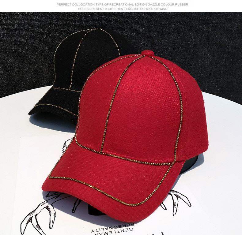 Női gyapjú sapka napellenzővel és díszítéssel