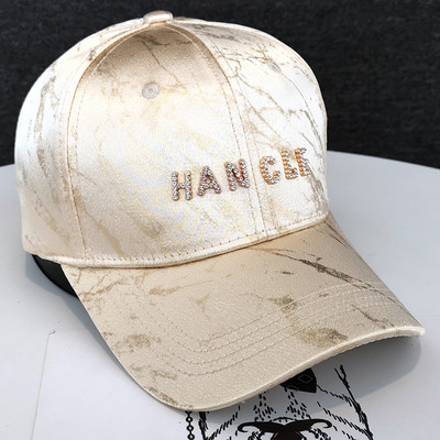 Γυναικείο καπέλο με γυαλιστερό αποτέλεσμα και πέτρες