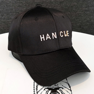 Γυναικείο καπέλο με γυαλιστερό αποτέλεσμα και πέτρες