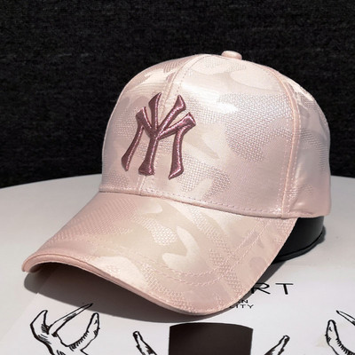 Női sapka hímzéssel és napellenzővel - három színben