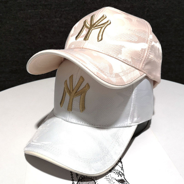 Női sapka hímzéssel és napellenzővel - három színben