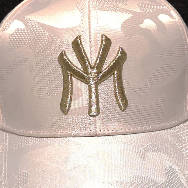 Női sapka hímzéssel és napellenzővel - három színben