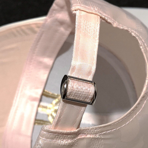 Női sapka hímzéssel és napellenzővel - három színben