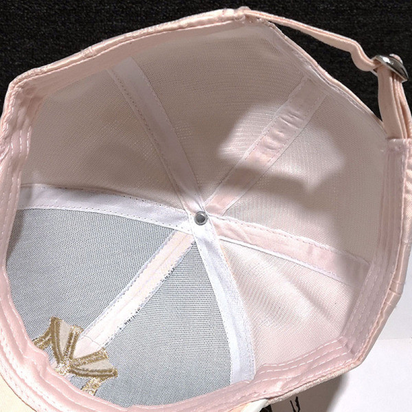 Női sapka hímzéssel és napellenzővel - három színben