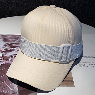 Moderan ženski šešir s kopčom