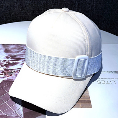 Moderan ženski šešir s kopčom