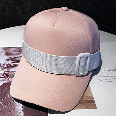 Moderan ženski šešir s kopčom