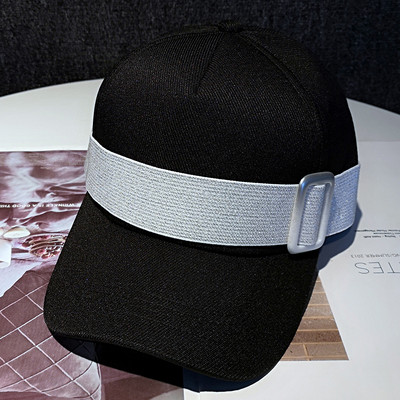 Moderan ženski šešir s kopčom