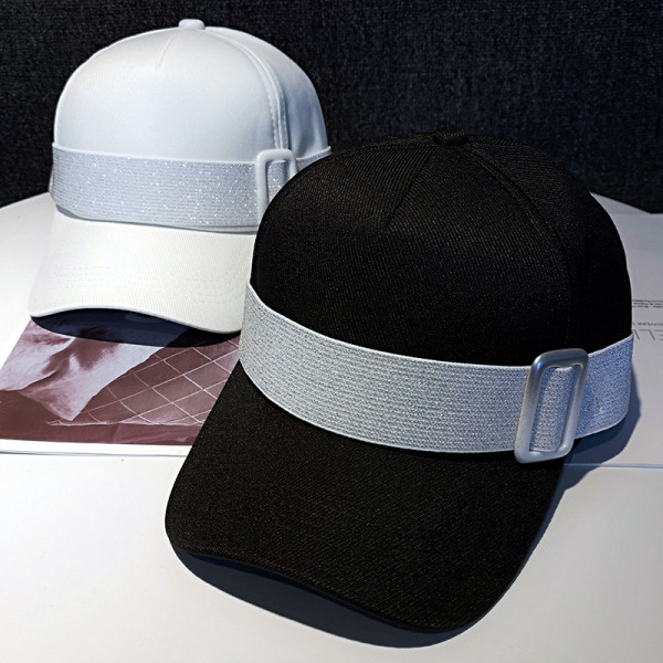 Moderan ženski šešir s kopčom