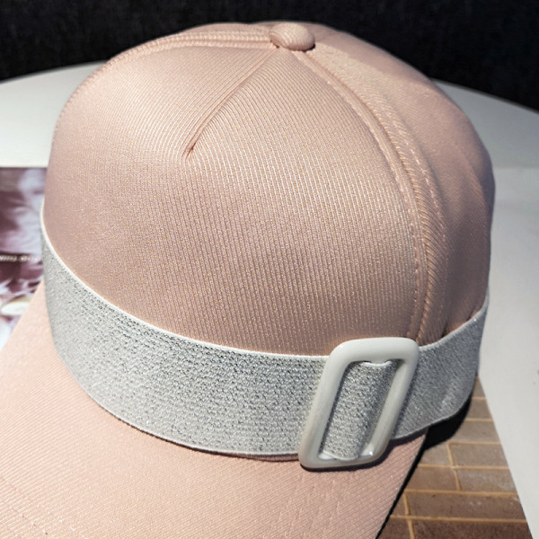 Moderan ženski šešir s kopčom