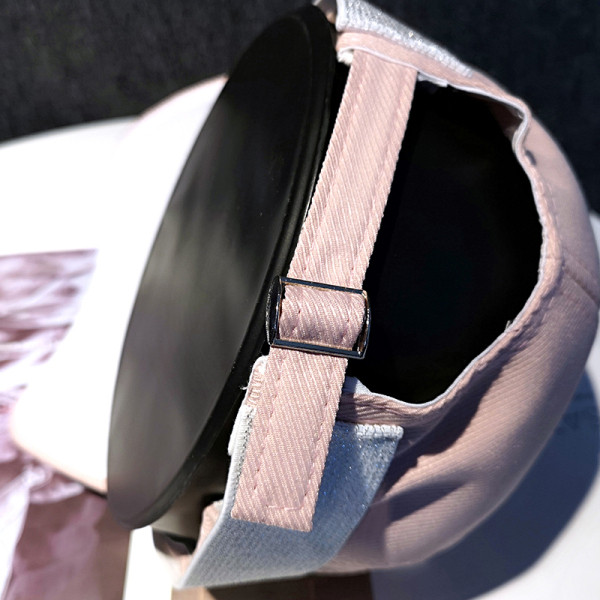 Moderan ženski šešir s kopčom