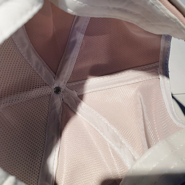 Moderan ženski šešir s kopčom