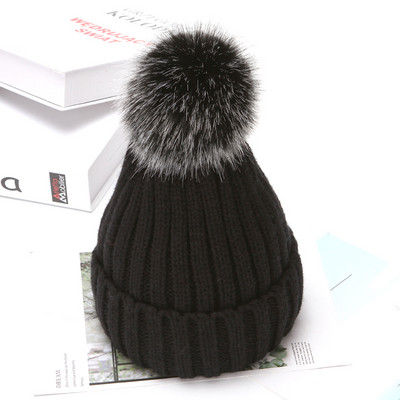 Női téli sapka tollal - kötött