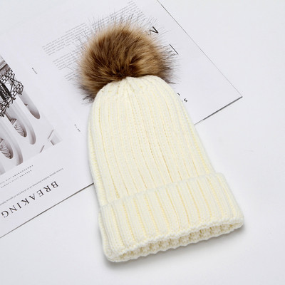 Női téli sapka tollal - kötött