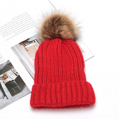 Női téli sapka tollal - kötött