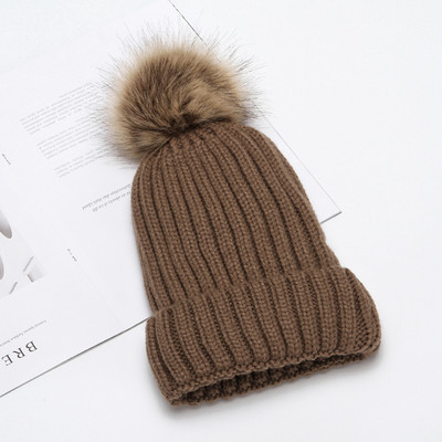 Női téli sapka tollal - kötött