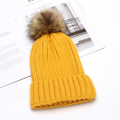 Női téli sapka tollal - kötött