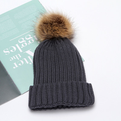 Női téli sapka tollal - kötött