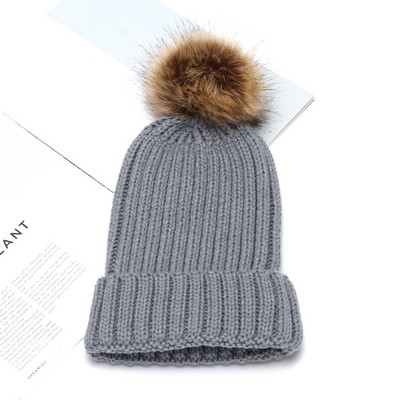 Női téli sapka tollal - kötött