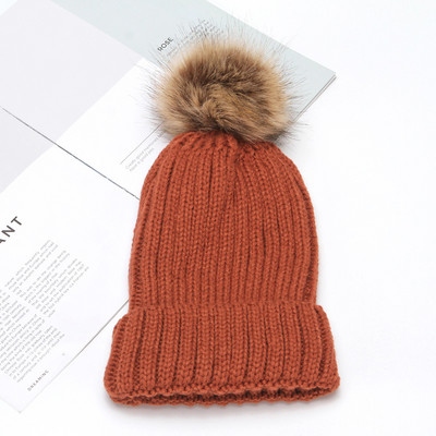 Női téli sapka tollal - kötött