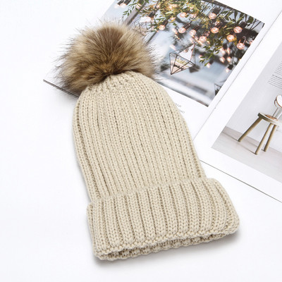 Női téli sapka tollal - kötött