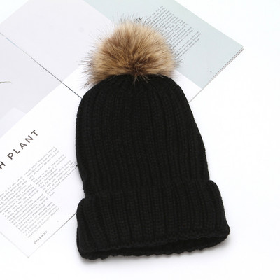 Női téli sapka tollal - kötött